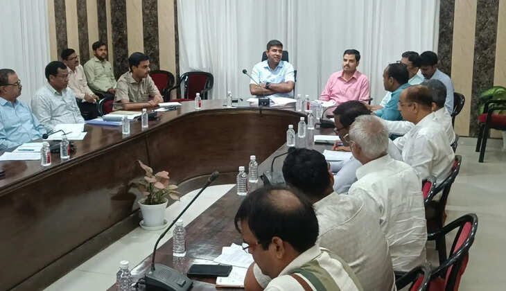 शिक्षक निर्वाचन की तैयारियों को डीएम ने परखा