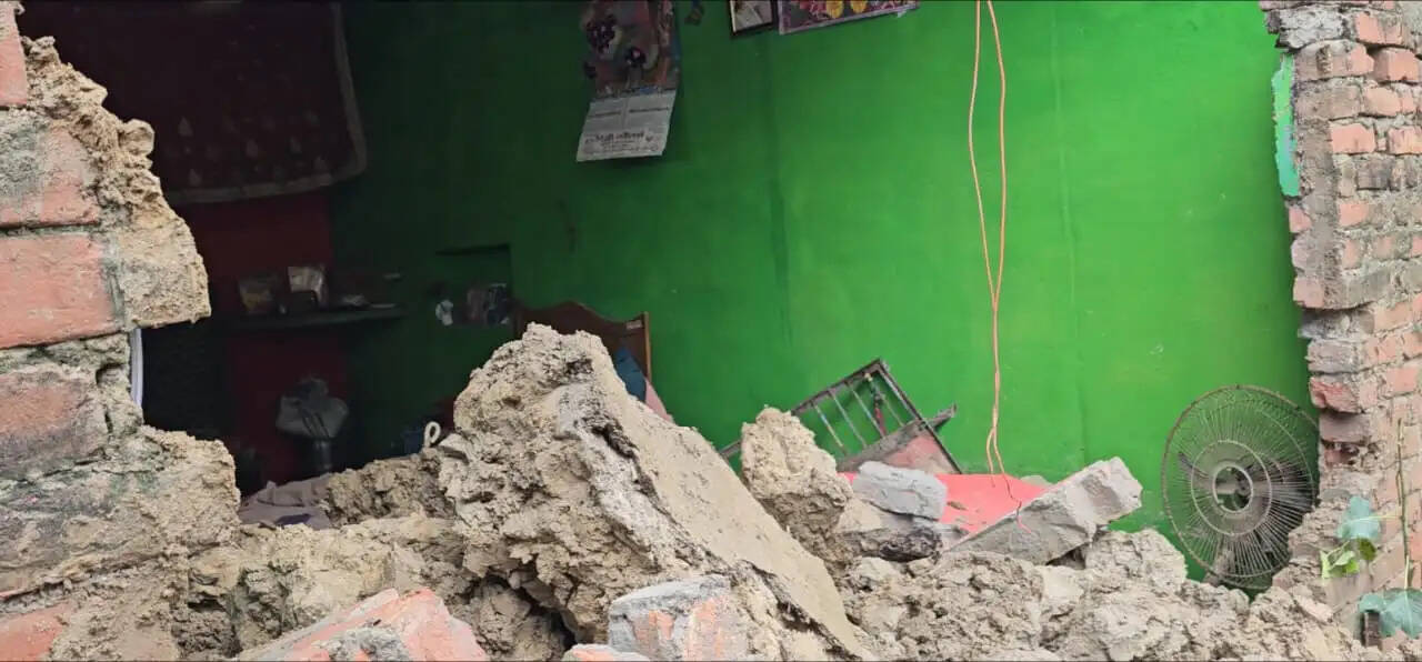 बताया गया कि कच्ची दीवार के गिरने से बगल की पक्की दीवार भी टूट गई और उसका हिस्सा तीनों के ऊपर जा गिरा। हादसे के बाद परिवार के लोगों की चीख-पुकार सुनकर आसपास के लोग मौके पर पहुंचे और मलबा हटाने में जुट गए।