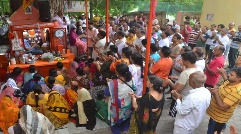 वाराणसी: सैकड़ों की संख्या में लोगों ने हनुमान चालीसा का किया पाठ