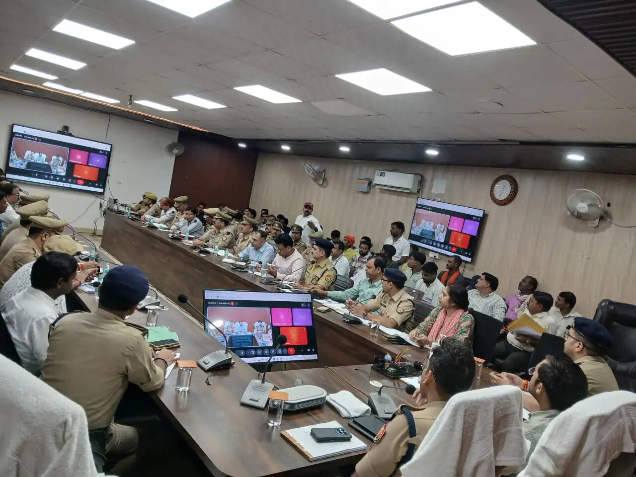 जिलाधिकारी ने सभी विभागों को आपसी समन्वय के साथ जिम्मेदारियों का निर्वहन करने को कहा। उन्होंने स्पष्ट किया कि त्योहारों के दौरान किसी भी स्तर पर लापरवाही बर्दाश्त नहीं की जाएगी। बैठक में अपर पुलिस अधीक्षक सदर विक्रम दहिया, सभी उपजिलाधिकारी, क्षेत्राधिकारी और थानाध्यक्ष मौजूद रहे।