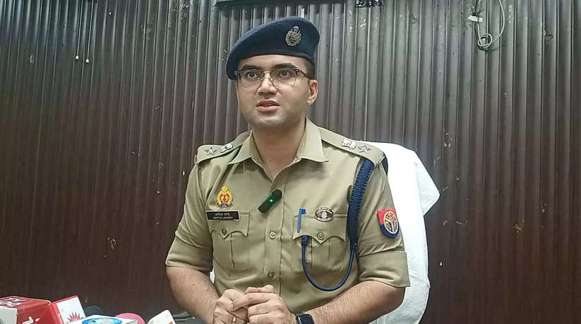 Chandauli News: चन्दौली में बलिया वाला कांड, सादे कपड़े में पहुंचे पुलिस अधीक्षक, इस थाने के सभी पुलिसकर्मी सस्पेंड