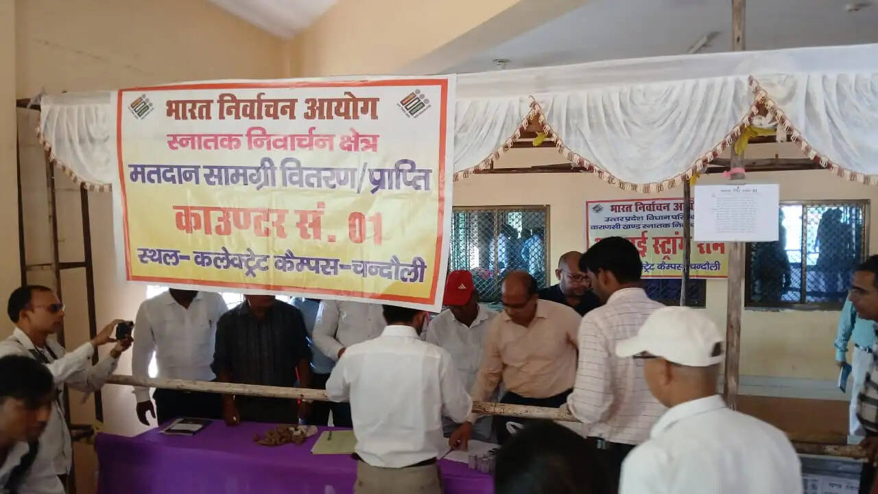 वाराणसी खंड स्नातक एवं शिक्षक निर्वाचन को देखते हुए प्रशासनिक स्तर पर तैयारियों को अंतिम रूप दिया गया है। मतदान पार्टियों को उनके निर्धारित केंद्रों पर भेजने के साथ चुनाव से संबंधित आवश्यक व्यवस्थाओं की निगरानी भी की जा रही है।