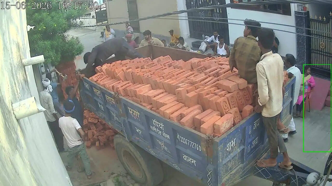 पीड़िता का आरोप है कि एक अन्य पक्ष ने गलत दस्तावेज और गलत चौहद्दी दिखाकर भूमि पर दावा किया है। उनका कहना है कि 15 जून 2026 को तहसील प्रशासन के कुछ अधिकारियों और पुलिसकर्मियों के साथ मौके पर पहुंचकर निर्माण सामग्री डलवाने तथा कब्जा दिलाने की कोशिश की गई।