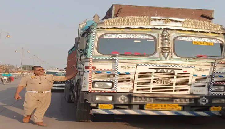 Chandauli News: चंधासी कोयला मंडी में चला विशेष अभियान, अवैध पार्किंग और तेज हॉर्न वाले वाहनों पर कार्रवाई