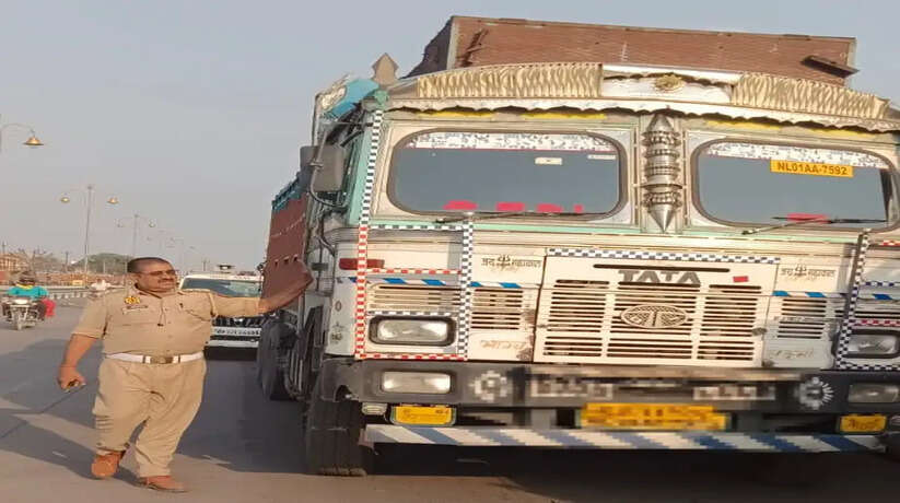 Chandauli News: चंधासी कोयला मंडी में चला विशेष अभियान, अवैध पार्किंग और तेज हॉर्न वाले वाहनों पर कार्रवाई