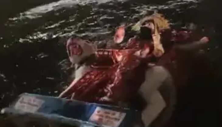झूंसी के अंदावा में नम आंखों से मां दुर्गा को दी गई विदाई, अस्थायी तालाब में हुआ प्रतिमा विसर्जन
