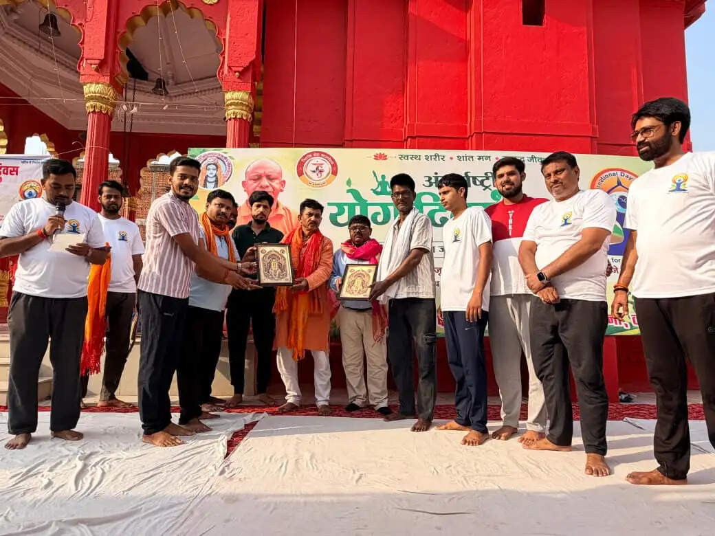 कार्यक्रम संयोजक एवं हिन्दू युवा वाहिनी के महानगर मीडिया प्रभारी अश्वनी गुप्ता 'विक्की' ने अपने संबोधन में कहा कि योग केवल शरीर को स्वस्थ रखने का माध्यम नहीं, बल्कि मन, बुद्धि और आत्मा के संतुलन का वैज्ञानिक मार्ग है। उन्होंने कहा कि वर्तमान भागदौड़ भरी जीवनशैली में योग तनावमुक्त और स्वस्थ जीवन का सबसे प्रभावी साधन बनकर उभरा है।