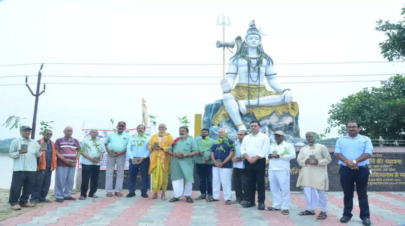 Gorakhpur News: आईजीएल परिवार के द्वारा मोक्ष धाम पर कराया गया वृहद वृक्षारोपण