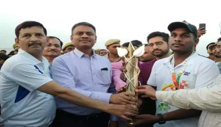 Varanasi Khelo India University Game: DM एस राजलिंगम ने खेलो इंडिया यूनिवर्सिटी गेम की मशाल को किया रवाना, जाएगी जौनपुर