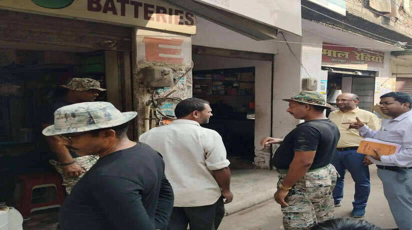 Varanasi News: दशाश्वमेध जोन में नगर निगम द्वारा कुर्की की कार्यवाही, भवन स्वामी ने जमा किया कर