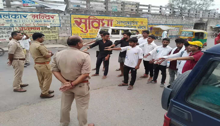 Chandauli news: चन्दौली पुलिस द्वारा नशा मुक्त अभियान के तहत लोगों को किया गया जागरूक