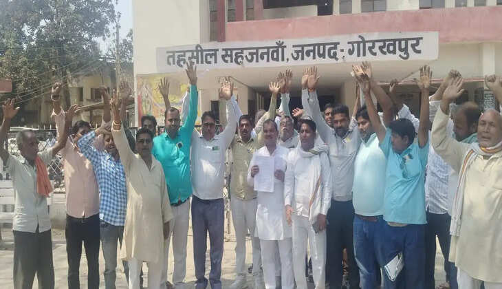एनएचआई के विरोध में स्थानीय किसानों ने किया प्रदर्शन, सौंपा ज्ञापन