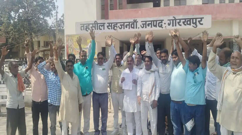 एनएचआई के विरोध में स्थानीय किसानों ने किया प्रदर्शन, सौंपा ज्ञापन