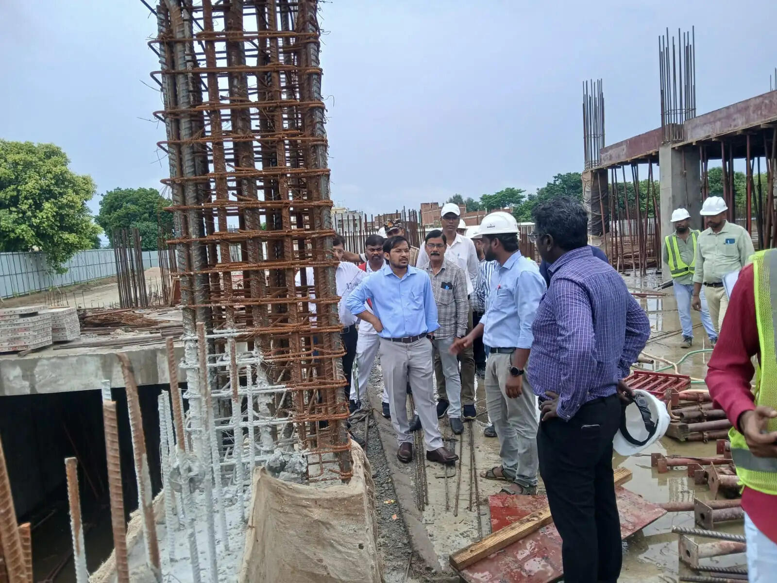 जिलाधिकारी ने निर्देश दिया कि निर्माण स्थल पर मैनपावर और मशीनरियों की संख्या तत्काल बढ़ाई जाए, ताकि निर्धारित समय-सीमा के भीतर गुणवत्तापूर्ण निर्माण कार्य पूरा किया जा सके।