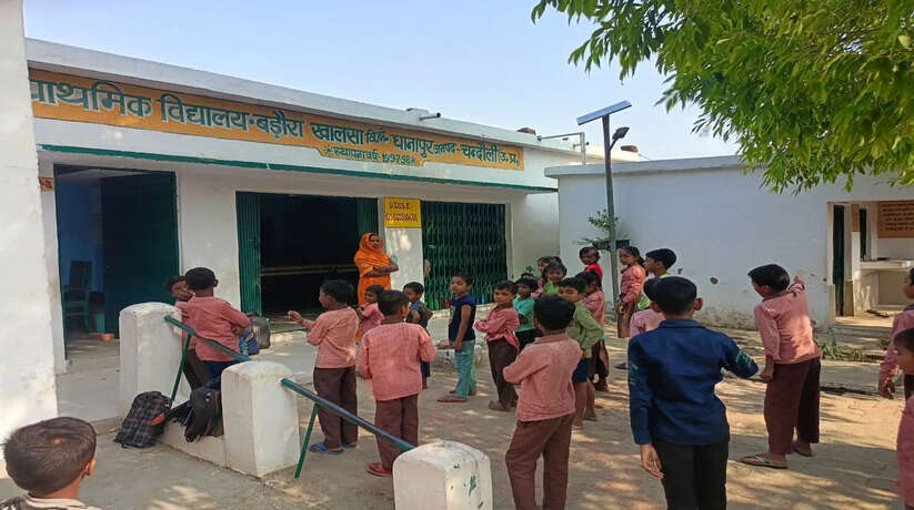 चंदौली: रसोईया ने कराई प्रार्थना, शिक्षक प्रशिक्षण में व्यस्त&mdash;वीडियो वायरल के बाद मचा हड़कंप