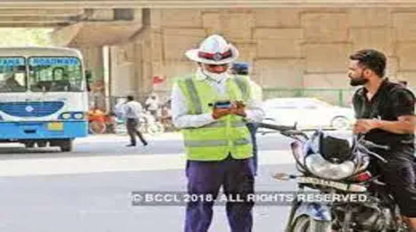 ट्रैफिक पुलिस ने मांगे गाड़ी के कागज  तो थप्पड़ मार, फिर उंगलियां चबा गया युवक