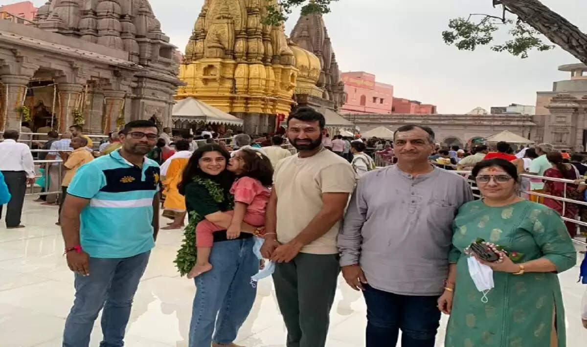 वाराणसी: क्रिकेटर चेतेश्वर पुजारा ने लगाई बाबा दरबार में हाजिरी