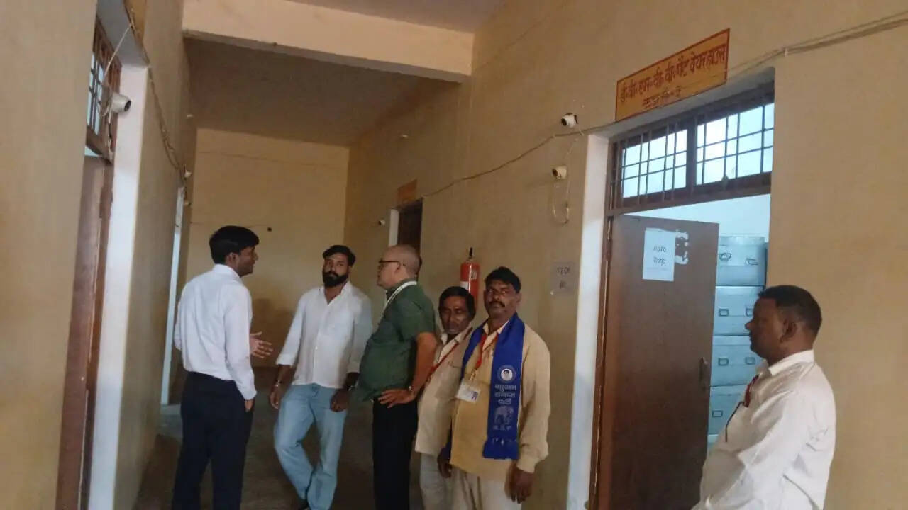 अपर जिलाधिकारी ने कहा कि ईवीएम वेयरहाउस की सुरक्षा निर्वाचन प्रक्रिया का महत्वपूर्ण हिस्सा है। ऐसे में परिसर की निगरानी और सुरक्षा प्रबंधों को लेकर पूरी सतर्कता बरतना जरूरी है। उन्होंने अधिकारियों को निर्देशित किया कि वेयरहाउस की चौकसी में किसी भी स्तर पर लापरवाही नहीं होनी चाहिए। सुरक्षा से जुड़े सभी प्रबंधों की नियमित समीक्षा भी सुनिश्चित की जाए।