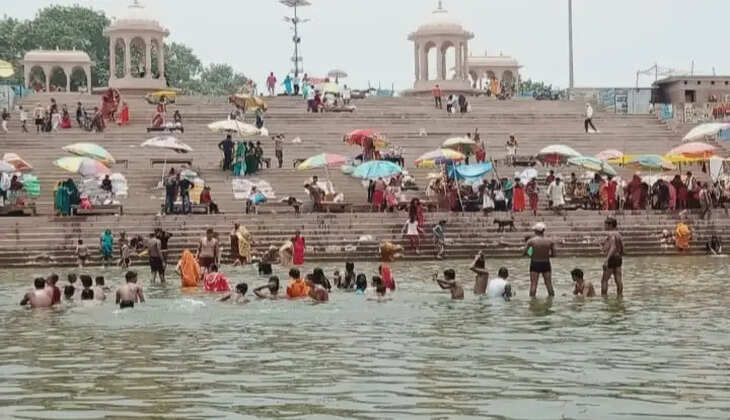 Chanduali News:&nbsp;कार्तिक मास के शुक्ल पक्ष की एकादशी हरि प्रबोधिनी एकादशी (देव उठनी एकादशी) पर गुरूवार को मार्कंडेय महादेव संगम घाट में हजारों श्रद्धालुओं ने पवित्र गंगा गोमती संगम में पुण्य की डुबकी लगाई 