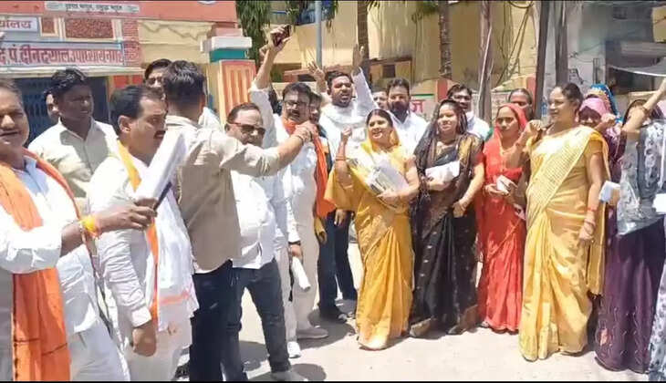सभासदों ने बजट की बैठक का किया बहिष्कार, ईओ के खिलाफ की नारेबाजी