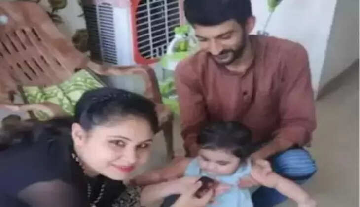गुजरात। गुजरात के गांधीनगर से एक ऐसी सनसनीखेज खबर आई जिसको लेकर हर कोई हैरान है। यहां पेठापुर में स्थित स्वामी नारायण गौशाला के बाहर एक बच्चा समेत बैग में बंद उसकी मां की लाश मिली है। लेकिन जब इस घटना का राज खुला तो पुलिस के भी होश उड़ गए।  खबर है कि 8 अक्टूबर की रात को 9 बजे एक आदमी बड़ी खामोशी से बच्चे को गौशाला के गेट के अंदर सड़क पर रखकर भाग गया। इसके बाद गौशाला के कुछ कर्मचारियों को किसी बच्चे के रोने की आवाज आई। वो बच्चे को उठाकर गौशाला ले आए। इसके बाद आस-पास बच्चे की मां की तलाश की गई लेकिन कोई नहीं मिला। इसके बाद पुलिस को खबर दी गई।  सुबह सोशल मीडिया  पर बच्चे का वीडियो और तस्वीर गुजरात में वायरल हो गई। इसके बाद बच्चे के मां-बाप को ढूंढ़ने के लिए पुलिस ने अपनी पूरी ताकत झोंक दी। इसके बाद गांधीनगर पुलिस के करीब 85 पुलिसवालों की 14 अलग-अलग टीम बनाई गई। पुलिस ने सबसे पहले गौशाला के आस-पास की सीसीटीवी फुटेज को खंगाला और आख़िरकार पुलिस को पहली कामयाबी मिली। ये कामयाबी एक सेंट्रो कार थी जिसके रजिस्ट्रेशन नंबर से उसके मालिक का पता लगाया गया। यह मालिक सचिन दीक्षित निकला।  पुलिस ने सचिन के मोबाइल नंबर को सर्विलांस पर लगाया तो पता चला कि वो राजस्थान में कोटा में है। पुलिस की टीम ने सचिन को फ़ोन किया उसे बच्चे के बारे में बताया। सचिन ने मान लिया कि वो उसी का बच्चा है। फिर उसने बताया कि उसका नाम शिवांश है।  इसके बाद राजस्थान पुलिस की मदद से सचिन को पुलिस ने कोटा में ही रोक कर हिरासत में ले लिया। वो अपनी पत्नी चार साल के बेटे और मां-बाप के साथ था और उसी सेंट्रो कार में दशहरा मनाने उत्तर प्रदेश जा रहा था।  पुलिस ने उसके बढ़ोदरा स्थिर घर तलाशी ली तो किचन में एक बोरा मिला जिसको खोलते ही पुलिसवालों के होश उड़ गए। बैग के अंदर एक महिला की लाश थी। यह लाश मेहंदी उर्फ़ हिना नाम की एक लड़की की थी जो सचिन के साथ काम करती थी दोनों के बीच रिलेशनशिप था। इसके बाद हिना उस पर शादी का दबाव बनाती थी, लेकिन सचिन उसें गला दबाकर मार डाला। इसके बाद बेटे को गौशाला छोड़ आया।   उत्तर प्रदेश का रहनेवाला है&nbsp;सचिन दीक्षित  उत्तर प्रदेश का रहनेवाला सचिन दीक्षित गांधीनगर की एक कंपनी में असिस्टेंट मैनेजर था। क़रीब चार साल पहले घरवालों की मर्ज़ी से अनुराधा के साथ उसकी शादी हुई थी। दोनों का तीन साल का एक बेटा भी है। 2018 में एक शो रूम में सचिन की मुलाक़ात मेहंदी उर्फ़ हिना नाम की एक लड़की से हुई। हिना इसी शो रूम में काम करती थी। दोनों में दोस्ती हुई और फिर प्यार। कुछ दिन बाद सचिन का ट्रांसफर वडोदरा हो गया। वडोदरा में ही दर्शनम ओवरसीज़ सोसायटी में एक फ्लैट उसने किराये पर लिया। मेहंदी भी वडोदरा आ गई। दोनों फ्लैट में एक साथ लिव-इन में रहने लगे।   सचिन हफ्ते में पांच दिन वडोदरा में मेहंदी के साथ रहता और वीकेंड पर अहमदाबाद अपने परिवार के पास आ जाता था। दिसंबर 2020 में मेहंदी ने एक बेटे को जन्म दिया जिसका नाम शिवांश रखा। हालांकि दोनों ने अभी शादी नहीं की थी। शादी को लेकर मेहंदी अक्सर सचिन पर दबाव बनाया करती थी। सचिन टालता रहता था। आठ अक्टूबर यानी शुक्रवार की दोपहर को सचिन और मेहंदी के बीच झगड़ा हुआ। दरअसल, सचिन मेहंदी को बताता है कि वो दशहरे पर एक हफ्ते के लिए पूरे परिवार के साथ उत्तर प्रदेश अपने घर जा रहा है। मेहंदी इस बात पर गुस्सा हो गई और उसने जाने से रोका। झगड़े के दौरान मेहंदी उसे अनुराधा को छोड़कर एक बार फिर उससे शादी करने की ज़िद करने लगी। इसी झगड़े के दौरान सचिन को गुस्सा आया और उसने मेहंदी का गला घोंट दिया।  मेहंदी की मौत के बाद वो घर में ही रखे एक बड़े से सूटकेस में उसकी लाश ठूंस कर शाम से पहले ही वो बेटे शिवांश को लेकर वडोदरा से गांधीनगर के लिए निकल पड़ा। गांधीनगर में स्वामी नारायण गौशाला के बारे में सचिन को पहले से पता था। दूध और बाक़ी चीज़ों को लिए वह अक्सर यहां आता था। इसीलिए आठ अक्टूबर की रात इसी गौशाला के अंदर ये सोच कर शिवांश को छोड़कर गया कि कोई उसे पाल लेगा। पुलिस के मुताबिक मेहंदी उर्फ़ हिना भोपाल की रहनेवाली थी। उसके मां-बाप का तलाक हो चुका है. दोनों अलग रहते हैं. मेहंदी की मौसी ने पुलिस को बताया है कि दस महीने पहले मेहंदी ने एक बेटे को जन्म दिया था. उधर, पुलिस का कहना है कि सचिन की पत्नी अनुराधा या उसके घरवालों को मेहंदी या उसके बेटे के बारे में कोई जानकारी नहीं थी।  मेहंदी की मौत के बाद वो घर में ही रखे एक बड़े से सूटकेस में उसकी लाश ठूंस कर शाम से पहले ही वो बेटे शिवांश को लेकर वडोदरा से गांधीनगर के लिए निकल पड़ा। गांधीनगर में स्वामी नारायण गौशाला के बारे में सचिन को पहले से पता था। दूध और बाक़ी चीज़ों को लिए वह अक्सर यहां आता था। इसीलिए आठ अक्टूबर की रात इसी गौशाला के अंदर ये सोच कर शिवांश को छोड़कर गया कि कोई उसे पाल लेगा। पुलिस के मुताबिक मेहंदी उर्फ़ हिना भोपाल की रहनेवाली थी। उसके मां-बाप का तलाक हो चुका है. दोनों अलग रहते हैं। मेहंदी की मौसी ने पुलिस को बताया है कि दस महीने पहले मेहंदी ने एक बेटे को जन्म दिया था। उधर, पुलिस का कहना है कि सचिन की पत्नी अनुराधा या उसके घरवालों को मेहंदी या उसके बेटे के बारे में कोई जानकारी नहीं थी।
