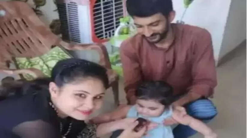 गुजरात। गुजरात के गांधीनगर से एक ऐसी सनसनीखेज खबर आई जिसको लेकर हर कोई हैरान है। यहां पेठापुर में स्थित स्वामी नारायण गौशाला के बाहर एक बच्चा समेत बैग में बंद उसकी मां की लाश मिली है। लेकिन जब इस घटना का राज खुला तो पुलिस के भी होश उड़ गए। खबर है कि 8 अक्टूबर की रात को 9 बजे एक आदमी बड़ी खामोशी से बच्चे को गौशाला के गेट के अंदर सड़क पर रखकर भाग गया। इसके बाद गौशाला के कुछ कर्मचारियों को किसी बच्चे के रोने की आवाज आई। वो बच्चे को उठाकर गौशाला ले आए। इसके बाद आस-पास बच्चे की मां की तलाश की गई लेकिन कोई नहीं मिला। इसके बाद पुलिस को खबर दी गई। सुबह सोशल मीडिया पर बच्चे का वीडियो और तस्वीर गुजरात में वायरल हो गई। इसके बाद बच्चे के मां-बाप को ढूंढ़ने के लिए पुलिस ने अपनी पूरी ताकत झोंक दी। इसके बाद गांधीनगर पुलिस के करीब 85 पुलिसवालों की 14 अलग-अलग टीम बनाई गई। पुलिस ने सबसे पहले गौशाला के आस-पास की सीसीटीवी फुटेज को खंगाला और आख़िरकार पुलिस को पहली कामयाबी मिली। ये कामयाबी एक सेंट्रो कार थी जिसके रजिस्ट्रेशन नंबर से उसके मालिक का पता लगाया गया। यह मालिक सचिन दीक्षित निकला। पुलिस ने सचिन के मोबाइल नंबर को सर्विलांस पर लगाया तो पता चला कि वो राजस्थान में कोटा में है। पुलिस की टीम ने सचिन को फ़ोन किया उसे बच्चे के बारे में बताया। सचिन ने मान लिया कि वो उसी का बच्चा है। फिर उसने बताया कि उसका नाम शिवांश है। इसके बाद राजस्थान पुलिस की मदद से सचिन को पुलिस ने कोटा में ही रोक कर हिरासत में ले लिया। वो अपनी पत्नी चार साल के बेटे और मां-बाप के साथ था और उसी सेंट्रो कार में दशहरा मनाने उत्तर प्रदेश जा रहा था। पुलिस ने उसके बढ़ोदरा स्थिर घर तलाशी ली तो किचन में एक बोरा मिला जिसको खोलते ही पुलिसवालों के होश उड़ गए। बैग के अंदर एक महिला की लाश थी। यह लाश मेहंदी उर्फ़ हिना नाम की एक लड़की की थी जो सचिन के साथ काम करती थी दोनों के बीच रिलेशनशिप था। इसके बाद हिना उस पर शादी का दबाव बनाती थी, लेकिन सचिन उसें गला दबाकर मार डाला। इसके बाद बेटे को गौशाला छोड़ आया। उत्तर प्रदेश का रहनेवाला है सचिन दीक्षित उत्तर प्रदेश का रहनेवाला सचिन दीक्षित गांधीनगर की एक कंपनी में असिस्टेंट मैनेजर था। क़रीब चार साल पहले घरवालों की मर्ज़ी से अनुराधा के साथ उसकी शादी हुई थी। दोनों का तीन साल का एक बेटा भी है। 2018 में एक शो रूम में सचिन की मुलाक़ात मेहंदी उर्फ़ हिना नाम की एक लड़की से हुई। हिना इसी शो रूम में काम करती थी। दोनों में दोस्ती हुई और फिर प्यार। कुछ दिन बाद सचिन का ट्रांसफर वडोदरा हो गया। वडोदरा में ही दर्शनम ओवरसीज़ सोसायटी में एक फ्लैट उसने किराये पर लिया। मेहंदी भी वडोदरा आ गई। दोनों फ्लैट में एक साथ लिव-इन में रहने लगे। सचिन हफ्ते में पांच दिन वडोदरा में मेहंदी के साथ रहता और वीकेंड पर अहमदाबाद अपने परिवार के पास आ जाता था। दिसंबर 2020 में मेहंदी ने एक बेटे को जन्म दिया जिसका नाम शिवांश रखा। हालांकि दोनों ने अभी शादी नहीं की थी। शादी को लेकर मेहंदी अक्सर सचिन पर दबाव बनाया करती थी। सचिन टालता रहता था। आठ अक्टूबर यानी शुक्रवार की दोपहर को सचिन और मेहंदी के बीच झगड़ा हुआ। दरअसल, सचिन मेहंदी को बताता है कि वो दशहरे पर एक हफ्ते के लिए पूरे परिवार के साथ उत्तर प्रदेश अपने घर जा रहा है। मेहंदी इस बात पर गुस्सा हो गई और उसने जाने से रोका। झगड़े के दौरान मेहंदी उसे अनुराधा को छोड़कर एक बार फिर उससे शादी करने की ज़िद करने लगी। इसी झगड़े के दौरान सचिन को गुस्सा आया और उसने मेहंदी का गला घोंट दिया। मेहंदी की मौत के बाद वो घर में ही रखे एक बड़े से सूटकेस में उसकी लाश ठूंस कर शाम से पहले ही वो बेटे शिवांश को लेकर वडोदरा से गांधीनगर के लिए निकल पड़ा। गांधीनगर में स्वामी नारायण गौशाला के बारे में सचिन को पहले से पता था। दूध और बाक़ी चीज़ों को लिए वह अक्सर यहां आता था। इसीलिए आठ अक्टूबर की रात इसी गौशाला के अंदर ये सोच कर शिवांश को छोड़कर गया कि कोई उसे पाल लेगा। पुलिस के मुताबिक मेहंदी उर्फ़ हिना भोपाल की रहनेवाली थी। उसके मां-बाप का तलाक हो चुका है. दोनों अलग रहते हैं. मेहंदी की मौसी ने पुलिस को बताया है कि दस महीने पहले मेहंदी ने एक बेटे को जन्म दिया था. उधर, पुलिस का कहना है कि सचिन की पत्नी अनुराधा या उसके घरवालों को मेहंदी या उसके बेटे के बारे में कोई जानकारी नहीं थी। मेहंदी की मौत के बाद वो घर में ही रखे एक बड़े से सूटकेस में उसकी लाश ठूंस कर शाम से पहले ही वो बेटे शिवांश को लेकर वडोदरा से गांधीनगर के लिए निकल पड़ा। गांधीनगर में स्वामी नारायण गौशाला के बारे में सचिन को पहले से पता था। दूध और बाक़ी चीज़ों को लिए वह अक्सर यहां आता था। इसीलिए आठ अक्टूबर की रात इसी गौशाला के अंदर ये सोच कर शिवांश को छोड़कर गया कि कोई उसे पाल लेगा। पुलिस के मुताबिक मेहंदी उर्फ़ हिना भोपाल की रहनेवाली थी। उसके मां-बाप का तलाक हो चुका है. दोनों अलग रहते हैं। मेहंदी की मौसी ने पुलिस को बताया है कि दस महीने पहले मेहंदी ने एक बेटे को जन्म दिया था। उधर, पुलिस का कहना है कि सचिन की पत्नी अनुराधा या उसके घरवालों को मेहंदी या उसके बेटे के बारे में कोई जानकारी नहीं थी।