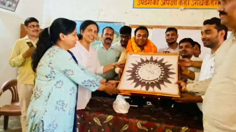 राष्ट्रीय शैक्षिक महासंघ चकिया द्वारा नवागत खण्ड शिक्षा अधिकारी सुरेन्द्र प्रसाद सहाय का स्वागत