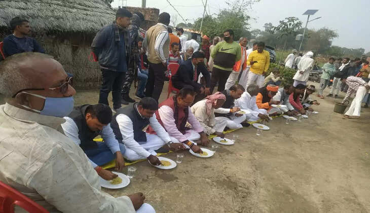 चंदौली में&nbsp;विधायक ने दलितों के साथ मनाया मकर सक्रांति