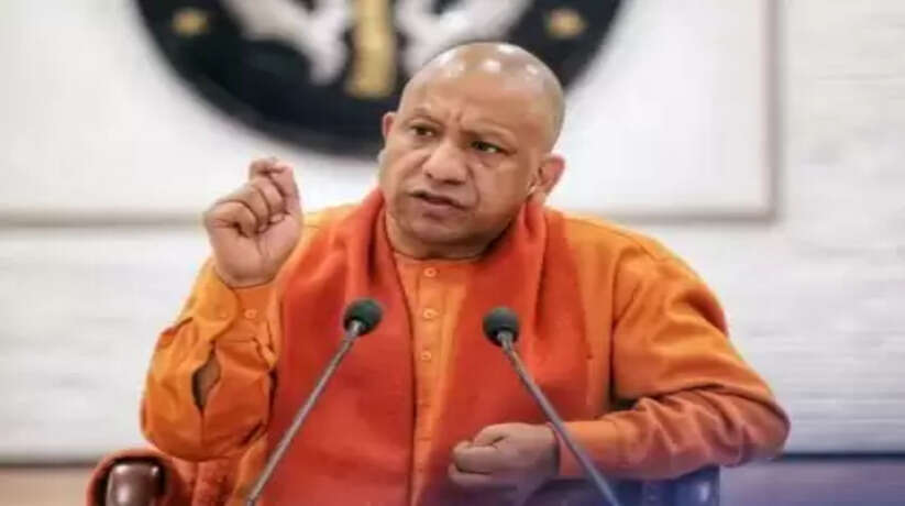 सीएम योगी ने खराब प्रदर्शन करने वाले अधिकारियों को दी सख्त हिदायत, पेश की गई टॉप व बॉटम अफसरों की लिस्ट