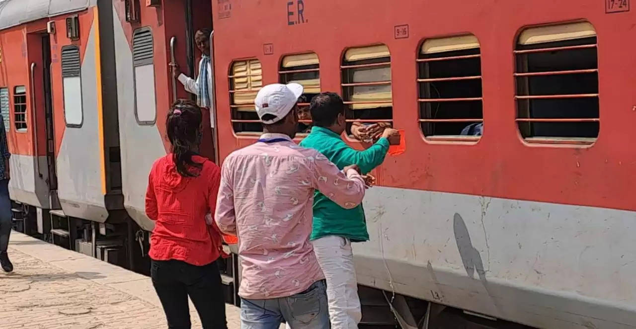 रेलवे स्टेशन पर यात्रियों को पिलाते है ठंडा पानी, छोटे बच्चो से लेकर बड़े बुजुर्ग भी देते अपनी सेवाएं