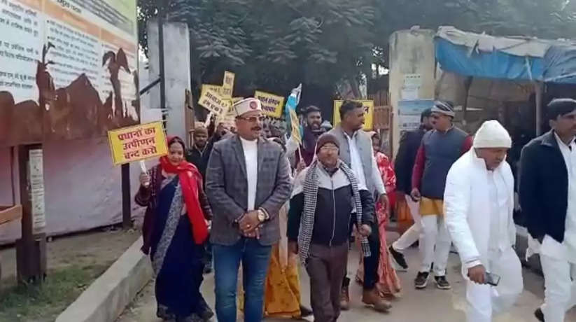Chandauli Samachar: चंदौली में ग्राम प्रधानों का हल्लाबोल, सरकार की नीतियों के खिलाफ जबर्दस्त प्रदर्शन