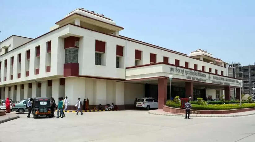 इंस्टीट्यूट ऑफ मेडिकल साइंस IMS बीएचयू के ट्रामा सेंटर में मरीजों को नए साल र्में नई सुविधाओं की सौगात मिलेगी। गंभीर मरीजों के लिए जहां 12 बेड का हाई डिपेंडेंसी यूनिट (एचडीयू) बनाया गया है, वहीं पंजीकरण सहित जांच के शुल्क भी ऑनलाइन जमा कराए जाएंगे।