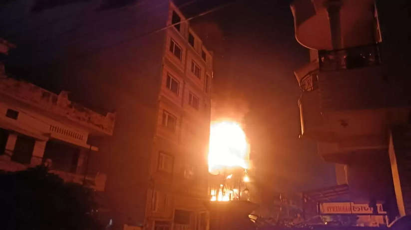 Varanasi News: वाराणसी के तीन मंजिला होटल में लगी भीषण आग, मची अफरा-तफरी