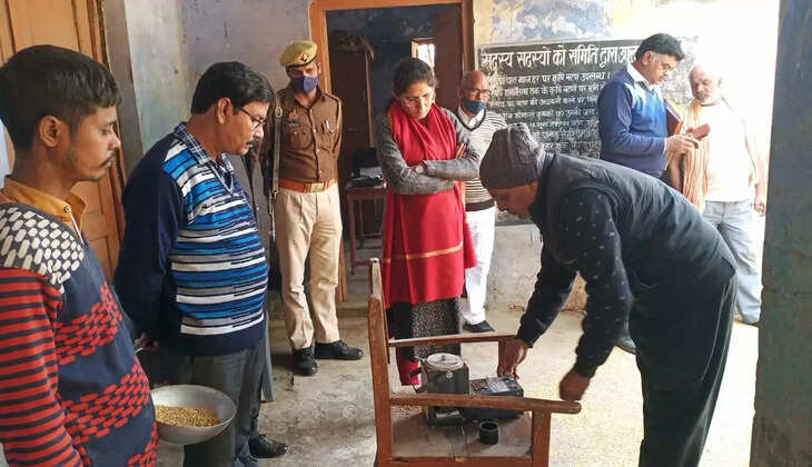Chandauli Samachar:&nbsp;चंदौली जिलाधिकारी ईशा दुहन ने साधन सहकारी समिति हलुआ स्थित धान क्रय केंद्र का किया निरीक्षण