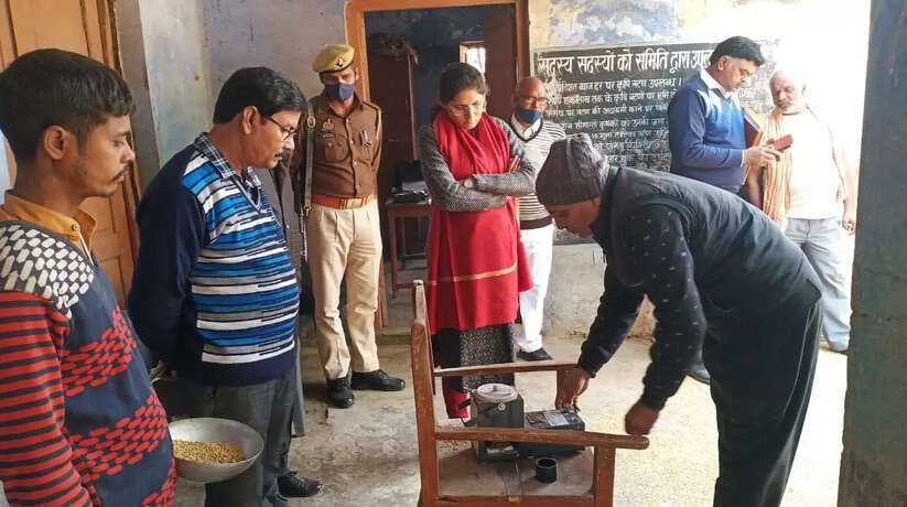 Chandauli Samachar: चंदौली जिलाधिकारी ईशा दुहन ने साधन सहकारी समिति हलुआ स्थित धान क्रय केंद्र का किया निरीक्षण