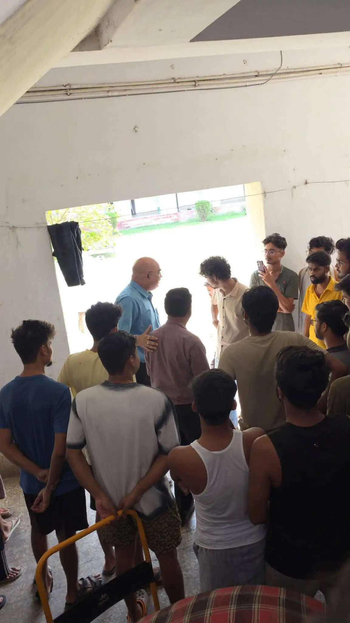 BHU के डालमिया छात्रावास में खाने में छिपकली मिलने से हंगामा, छात्रों ने किया विरोध प्रदर्शन