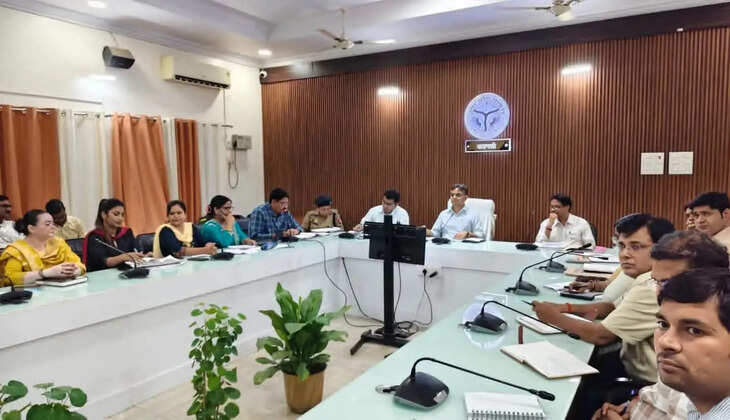 हर पात्र बेटी तक पहुंचेगा योजनाओं का लाभ, डीएम सत्येंद्र कुमार ने दिए सख्त निर्देश