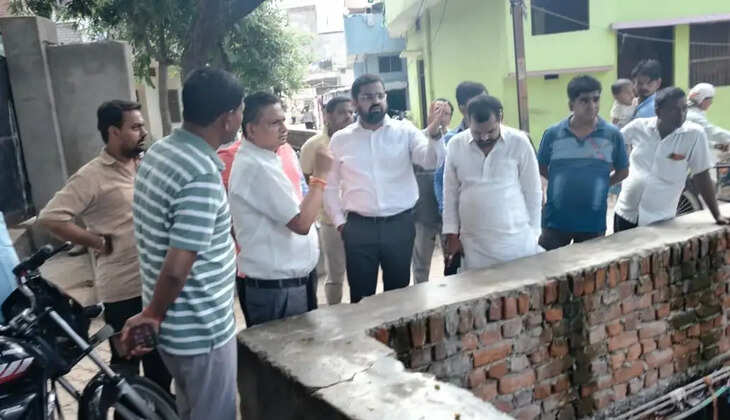 गोरखपुर में अर्बन फ्लड नियंत्रण योजना के तहत नगर आयुक्त अजय जैन ने सुमेर सागर से इलाहीबाग पंपिंग स्टेशन तक प्रस्तावित बड़े नाले का निरीक्षण किया। अधिकारियों को नालों की तल्लीझाड़ सफाई और जल निकासी व्यवस्था दुरुस्त रखने के निर्देश दिए।