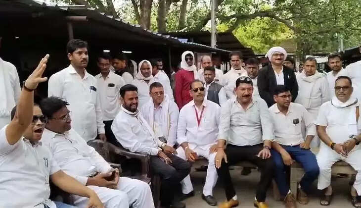 Chandauli News: चन्दौली में डॉ महेन्द्र नाथ पाण्डेय के खिलाफ अधिवक्ताओं का विरोध प्रदर्शन, भाजपा से नही बल्कि भाजपा प्रत्याशी से है नाराजगी