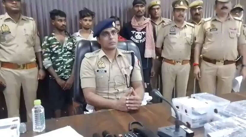 Chandauli News: हाइवे के किनारे ढाबों एवं पेट्रोल पंप पर खड़े वाहनों से मोबाइल व सामान चोरी करने वाले चार शातिर गिरफ्तार