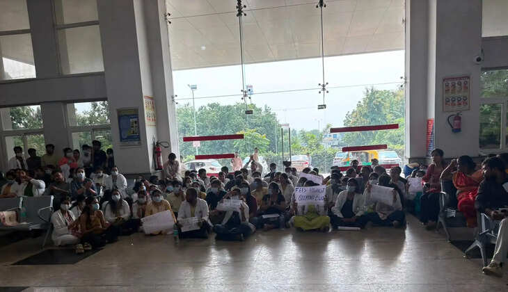वाराणसी: हेरिटेज अस्पताल में डॉक्टरों की हड़ताल, अपनी मांगों को लेकर धरने पर बैठे चिकित्सक
