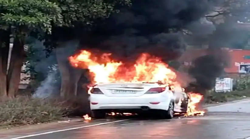 Varanasi News: चलती कार में लगी आग, धु धु कर कार हुई जलकर राख,बाल बाल बचे सभी सवार