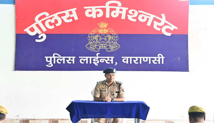 वाराणसी: पुलिस कमिश्नरेट के अपर पुलिस आयुक्त (कानून एवं व्यवस्था) एस. चिनप्पा ने आज, 24 सितंबर 2024 को रिजर्व पुलिस लाइन्स स्थित रिक्रूट ट्रेनिंग सेंटर में चल रहे 30 दिवसीय मुख्य आरक्षी प्रोन्नति प्रशिक्षण कार्यक्रम में सभी प्रतिभागियों को उनके कर्तव्यों और जिम्मेदारियों से अवगत कराया। यह प्रशिक्षण 9 सितंबर 2024 से शुरू होकर 8 अक्टूबर 2024 तक चलेगा।  प्रशिक्षण के दौरान अपर पुलिस आयुक्त ने भीड़ प्रबंधन और लेखन कार्य जैसे महत्वपूर्ण विषयों पर अपने विचार साझा किए। उन्होंने प्रतिभागियों को इन विषयों में निपुणता हासिल करने के लिए आवश्यक मार्गदर्शन भी दिया।