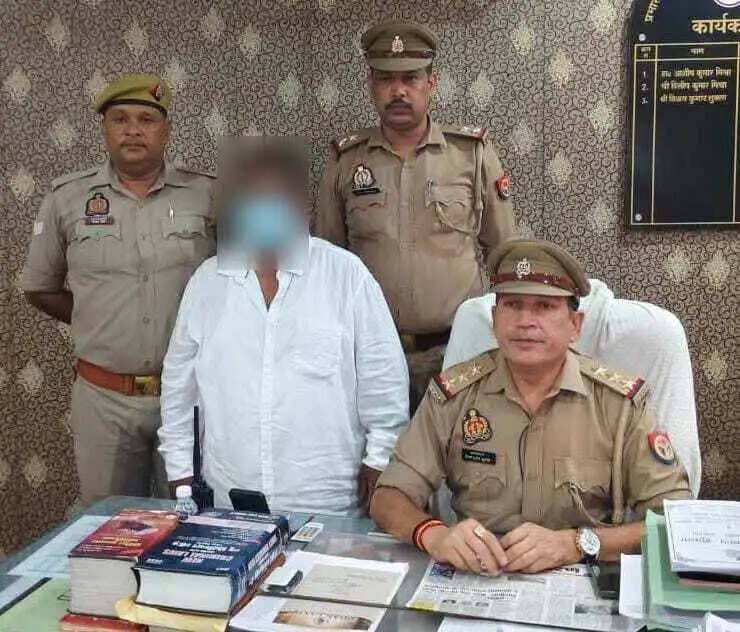 वाराणसी में महिला की शिकायत पर सपा पार्षद गिरफ्तार, पार्षद कहते हैं बात नहीं करोगी तो जान दे देंगे...
