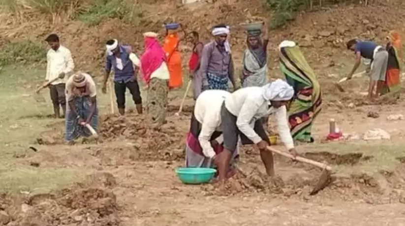 चन्दौली मनरेगा योजना में भ्रष्टाचार! ग्राम प्रधान व सचिव की मिली भगत से चल रहा था खेल, 14 मजदूर करते थे काम 50 का आता था पैसा