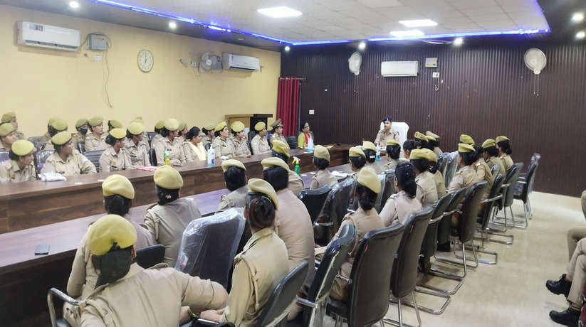 Chandauli News: सभागार कक्ष में थानों पर नियुक्त महिला आरक्षियों को महिलाओं के लैगिंक उत्पीडन एवं जागरूक्ता के सम्बन्ध में किया गया जागरुक