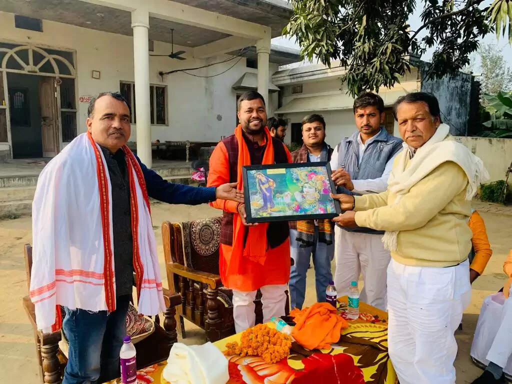 चन्दौली में समाजसेवियों ने गरीब एवं असहाय लोगों को बांटा कम्बल