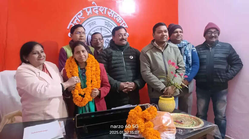 शिक्षा के क्षेत्र में बेहतर माहौल बनाने के लिए खंड शिक्षा अधिकारियों को दिया गया सम्मान