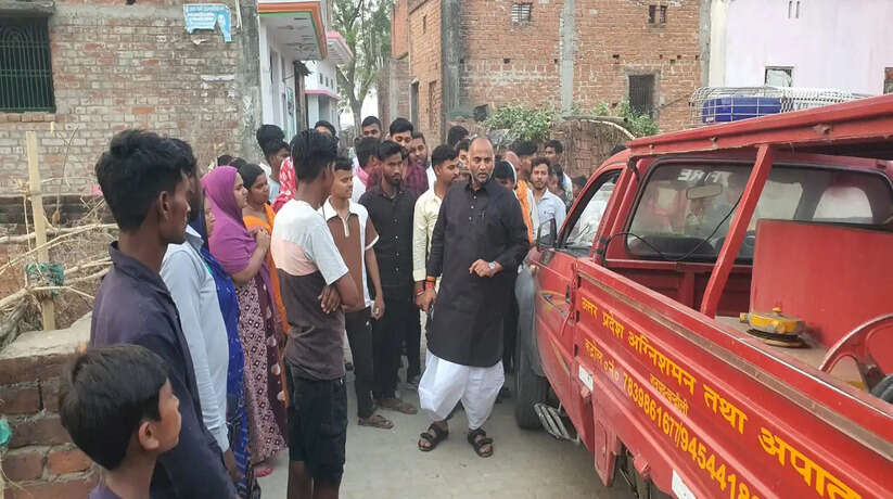 चंदौली: अगलगी ने छीनी खुशियां, बेटी की शादी का पूरा सामान जलकर राख