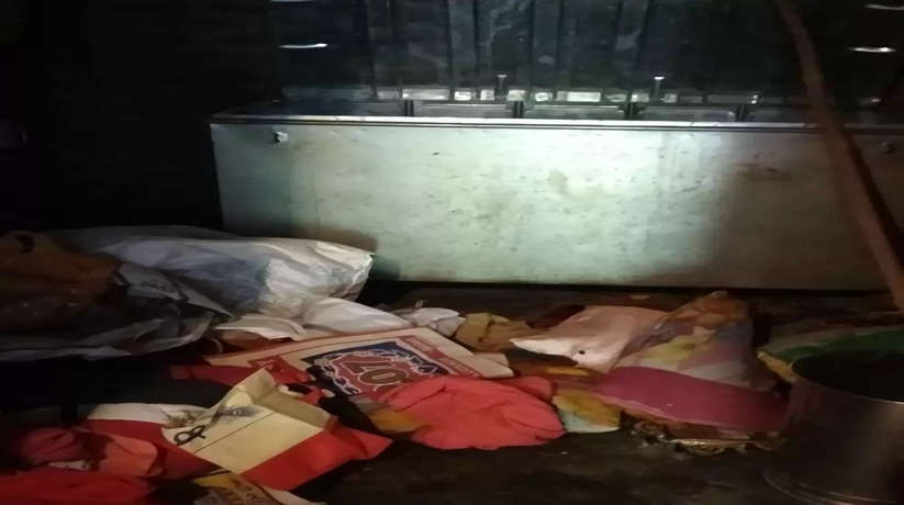 Raebareli News: बेखौफ चोरों ने अहलादगढ़ में कमरों का ताला तोड़कर नगदी सहित जेवरात किए पार